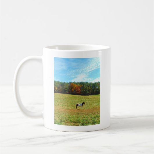 Braun- und Weißpferd, Herbstbäume, blauer Himmel Kaffeetasse (Links)