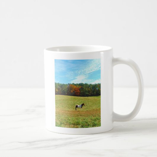 Braun- und Weißpferd, Herbstbäume, blauer Himmel Kaffeetasse (Rechts)