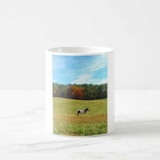 Braun- und Weißpferd, Herbstbäume, blauer Himmel Kaffeetasse (Mittel)