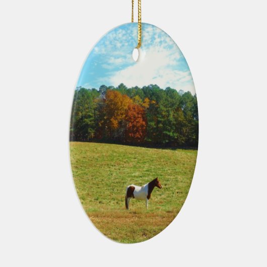 Braun- und Weißpferd, Herbstbäume, blauer Himmel Keramikornament (Rechts)