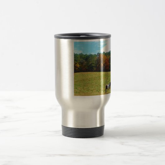 Braun- und Weißpferd, Herbstbäume, blauer Himmel Reisebecher (Mittel)