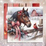 Braun Weihnachtsferd und Kardinal Personalisiert<br><div class="desc">Personalisierte bäuerliche Weihnachtskarte mit einem hübschen braunen Pferd mit rotem Bug und einem hübschen roten Kardinal auf dem Zaun mit einer rustikalen Scheune im Hintergrund einer schneebedeckten Aquarellkunst.</div>