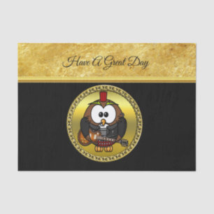 Braun-weiße Eule spielt Gitarre mit rotem Hut Seidenpapier