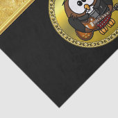 Braun-weiße Eule spielt Gitarre mit rotem Hut Seidenpapier (Ausschnitt)