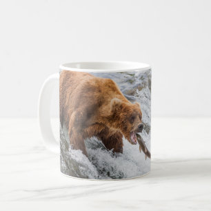 Braunbär fängt roten Lachs Kaffeetasse