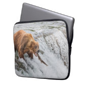 Braunbär fängt roten Lachs Laptopschutzhülle (Vorderseite Links)