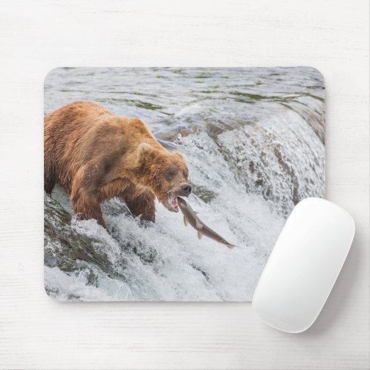Braunbär fängt roten Lachs Mousepad (Mit Mouse)