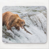 Braunbär fängt roten Lachs Mousepad (Vorne)