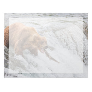 Braunbär fängt roten Lachs Notizblock