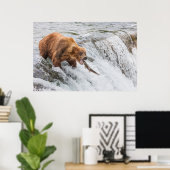 Braunbär fängt roten Lachs Poster (Heimbüro)
