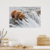 Braunbär fängt roten Lachs Poster (Küche)
