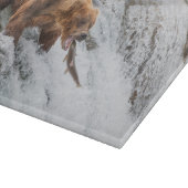 Braunbär fängt roten Lachs Schneidebrett (Ecke)
