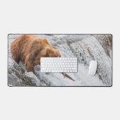 Braunbär fängt roten Lachs Schreibtischunterlage (Tastatur & Maus)