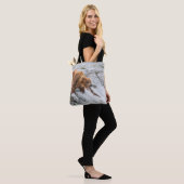 Braunbär fängt roten Lachs Tasche (Am Model)