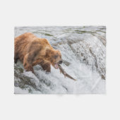 Braunbär fängt Rotlachs Fleecedecke (Vorderseite (Horizontal))