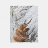 Braunbär fängt Rotlachs Fleecedecke (Vorderseite)