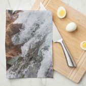 Braunbär fängt Rotlachs Geschirrtuch (Viertel Falte)