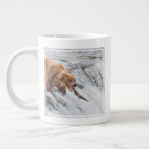 Braunbär fängt Rotlachs Jumbo-Tasse