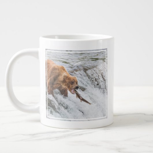 Braunbär fängt Rotlachs Jumbo-Tasse (Links)