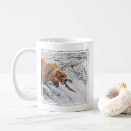 Braunbär fängt Rotlachs Kaffeetasse (Mit Donut)