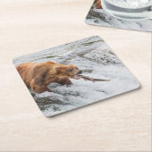 Braunbär fängt Rotlachs Rechteckiger Pappuntersetzer (angewinkelt)