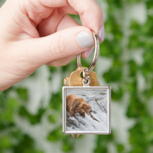 Braunbär fängt Rotlachs Schlüsselanhänger