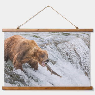 Braunbär fängt Rotlachs Wandteppich Mit Holzrahmen