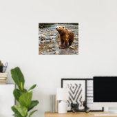 Braunbär im Bach Poster (Heimbüro)