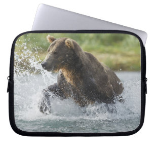Braunbär jagt Lachs im Fluss Laptopschutzhülle