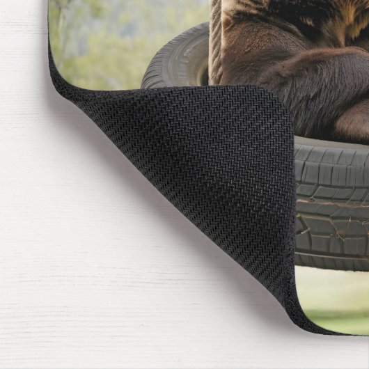 Braunbär sitzend in einem Reifenschwung Mousepad (Ecke)