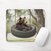 Braunbär sitzend in einem Reifenschwung Mousepad (Mit Mouse)