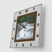 Braunbären Fischen Quadratische Wanduhr (Winkel)
