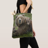 Braunbären-Knochen-Kutschenwagen mit ihrer Mutter Tasche (Von Nahem)