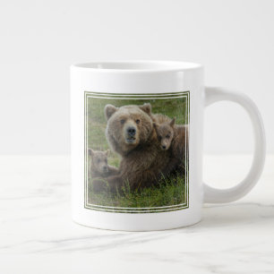 Braunbärenjunge kuscheln mit ihrer Mutter Jumbo-Tasse