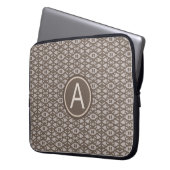 Braunbeige Diamantmuster und Monogramm Laptopschutzhülle (Vorderseite Links)