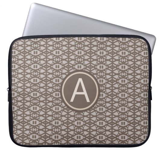 Braunbeige Diamantmuster und Monogramm Laptopschutzhülle (Vorderseite)