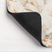 Braune Akzente und Abstraktes Weißmuster Mousepad (Ecke)