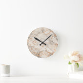 Braune Akzente und weiße Abstrakte Muster Runde Wanduhr (Zuhause)