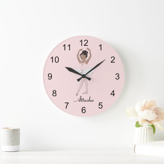 Braune Ballerina fünfte Position Große Wanduhr (Zuhause)