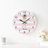Braune Ballerina fünfte Position Große Wanduhr (Zuhause)
