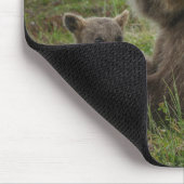 Braune Bärenjunge kuscheln mit ihrer Mutter Mousepad (Ecke)