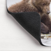 Braune Bärenjungen am Fluss Mousepad (Ecke)