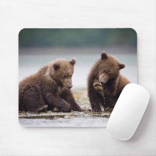 Braune Bärenjungen am Fluss Mousepad (Mit Mouse)