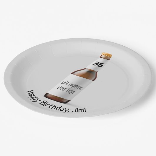 Braune Bierflasche zum 75. Geburtstag Pappteller (Schrägansicht)