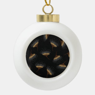 Braune Blume, nahtloser schwarzer Hintergrund. Keramik Kugel-Ornament