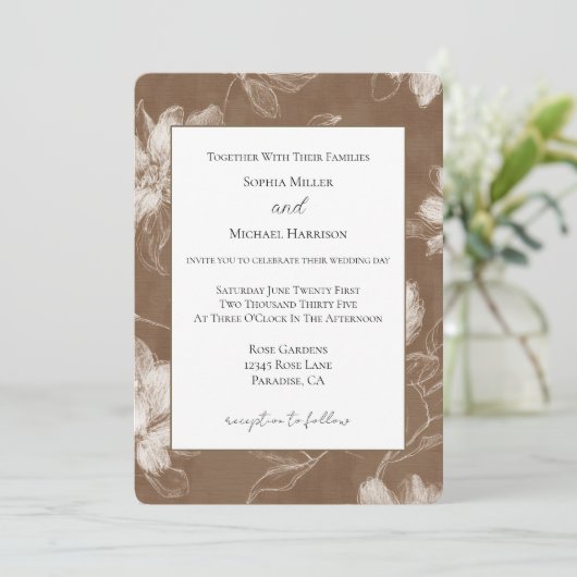 Braune Creme Blumen Hochzeit Einladung (Stehend Vorderseite)