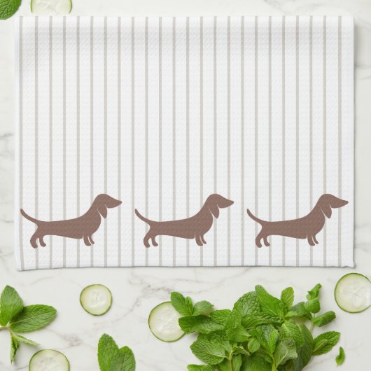 Braune Dackeln auf Beige Streifen Geschirrtuch (Gefaltet)