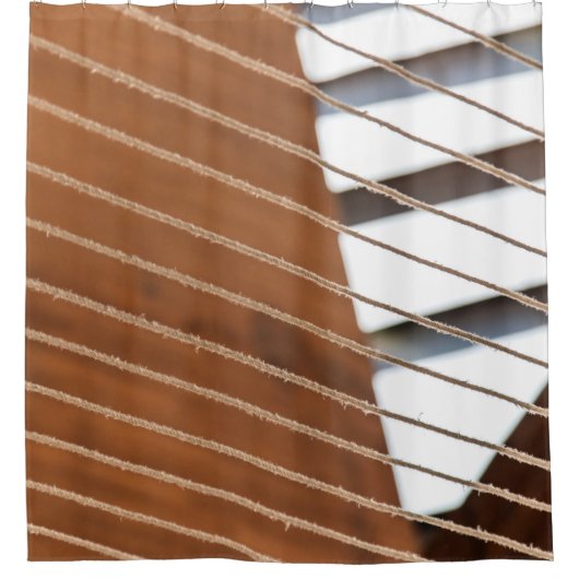 Braune Fensterläden tagsüber Duschvorhang (Vorderseite)