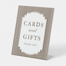 Braune gestreifte Hochzeitskarten und Geschenke