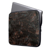 Braune getrocknete Blätter auf gemahlenen Flächen Laptopschutzhülle (Vorderseite Links)